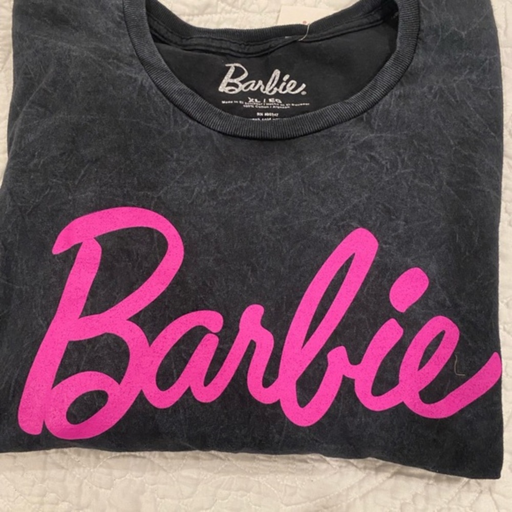 Keep the BARBIE dream alive! Such a cute top! Retro logo in this seasons cut🖤🩷